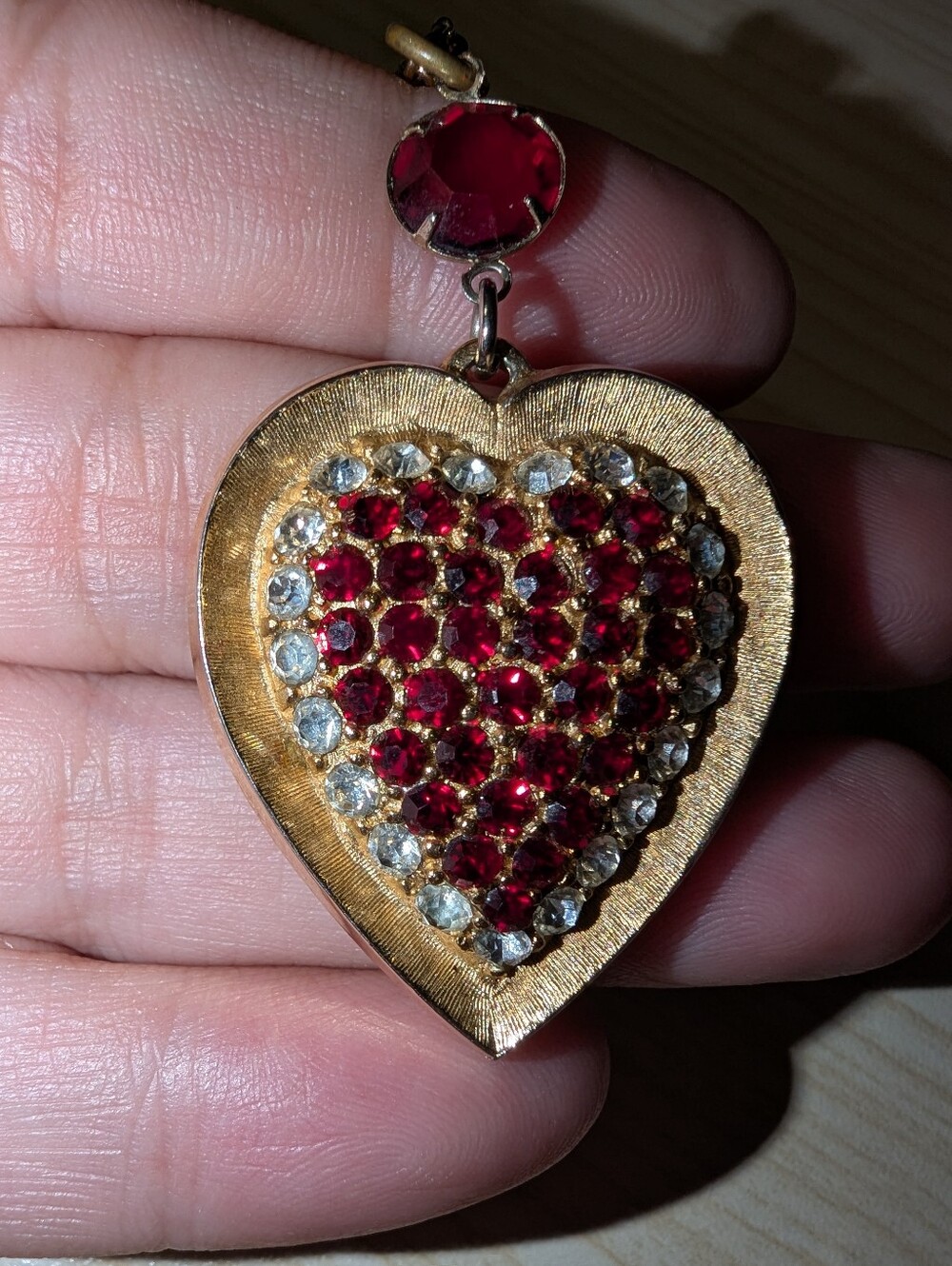 EVC WEISS RED & CLEAR GLASS CRYSTALS GOLD TONE NECKLACE